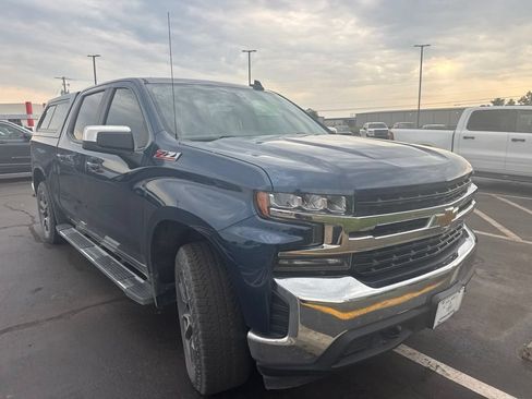 Used 2021 Chevrolet Silverado 1500 LT w/ Z71 Off-Road Package AWD/4WD image 3