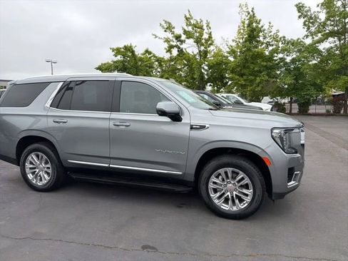 Used 2023 GMC Yukon SLT w/ SLT Premium Package AWD/4WD image 4