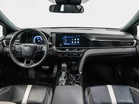 Used 2025 Toyota Camry SE FWD image 12
