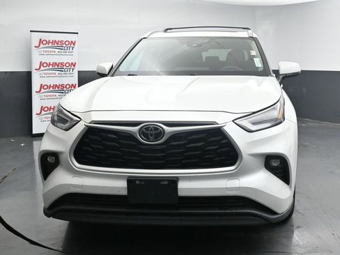 Used 2023 Toyota Highlander XLE image 3