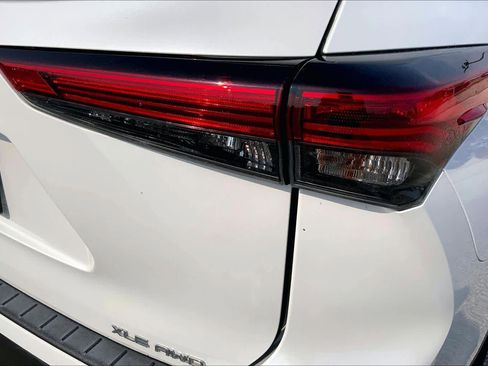 Used 2023 Toyota Highlander XLE AWD/4WD image 30