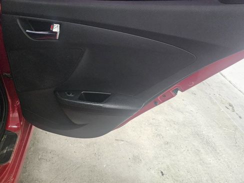 Used 2012 Hyundai Veloster w/ Tech Pkg image 23