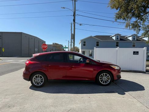 Used 2017 Ford Focus SE image 4