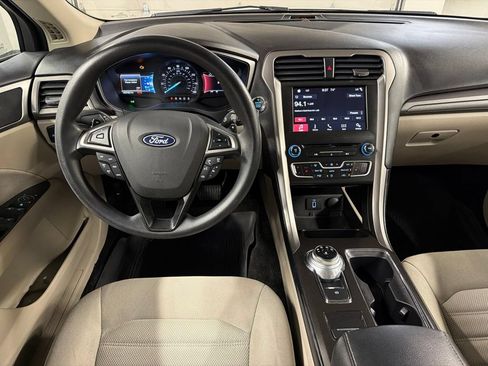 Certified 2018 Ford Fusion SE w/ Fusion SE Technology Package FWD image 8