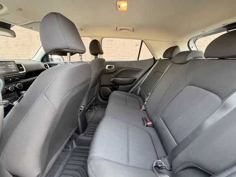 Used 2022 Hyundai Venue SE image 18