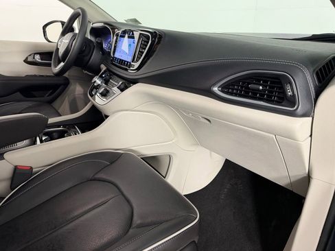Used 2024 Chrysler Pacifica Limited image 33
