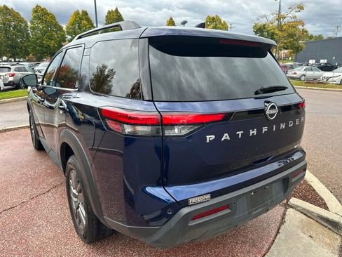 Used 2025 Nissan Pathfinder SV image 3