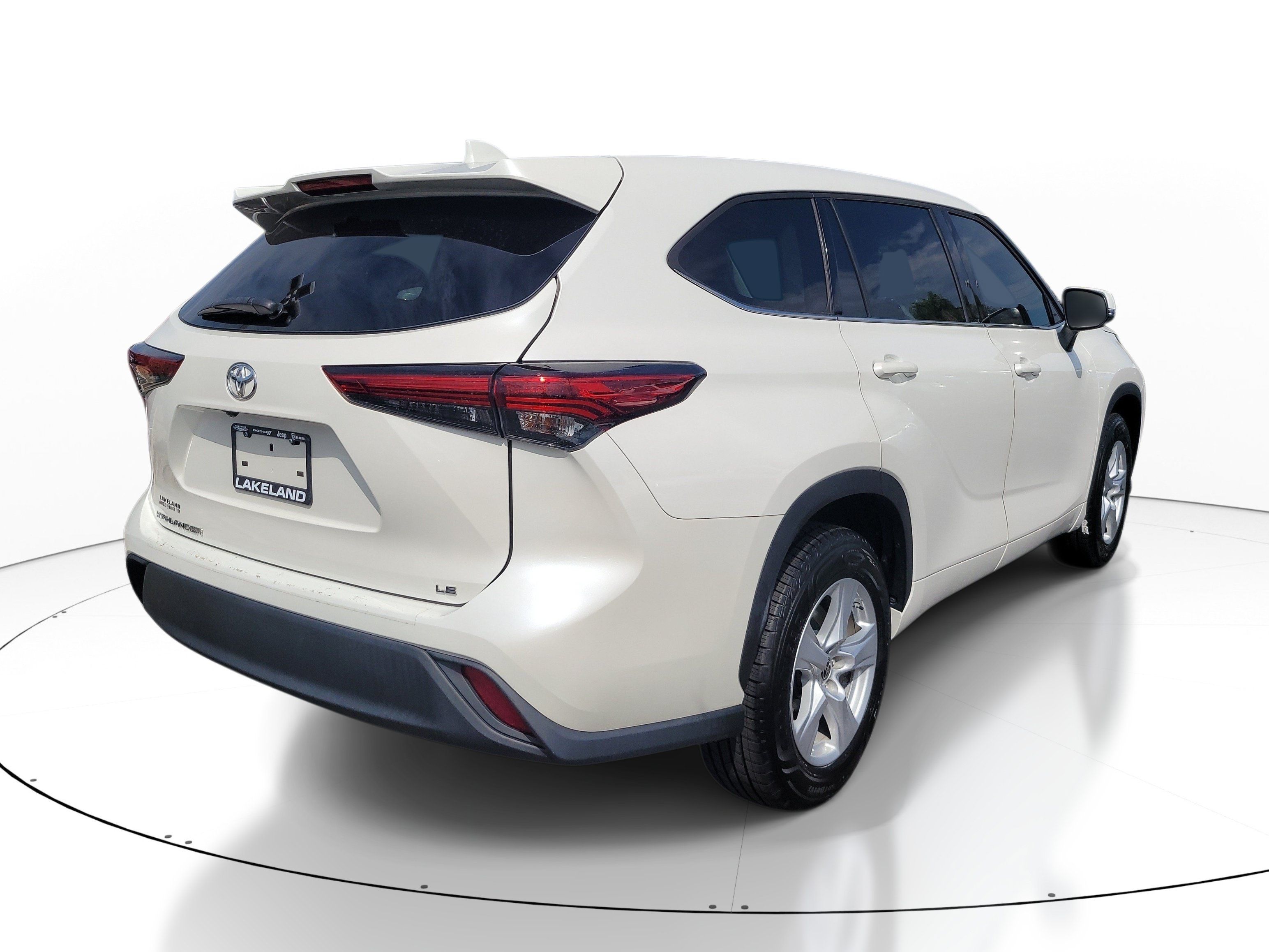 Used 2021 Toyota Highlander LE FWD image 4