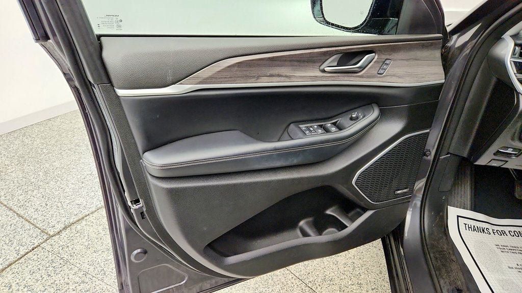 Used 2023 Jeep Grand Cherokee 4WD 4xe image 11