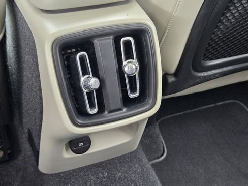 Certified 2023 Volvo XC40 B5 Plus AWD/4WD image 16