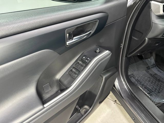 Used 2022 Toyota Highlander XLE AWD/4WD image 11