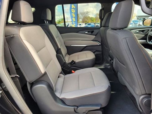 Used 2025 Chevrolet Traverse LT image 19