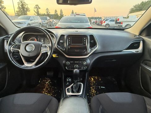 Used 2016 Jeep Cherokee Latitude AWD/4WD image 3