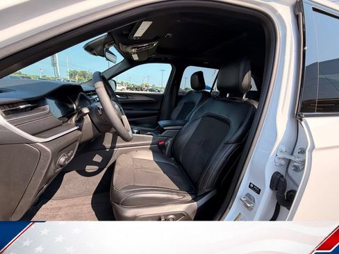 Used 2025 Jeep Grand Cherokee Altitude AWD/4WD image 14