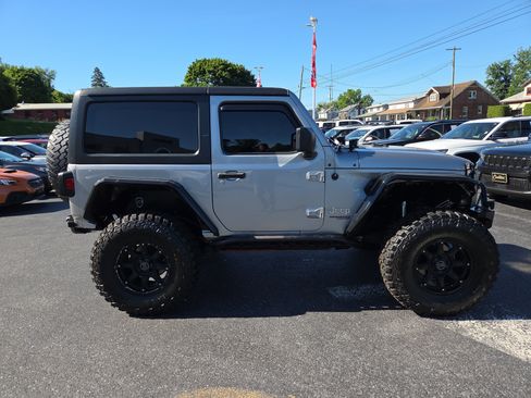 Used 2019 Jeep Wrangler Sport AWD/4WD image 2