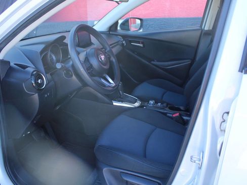 Used 2020 Toyota Yaris LE image 10