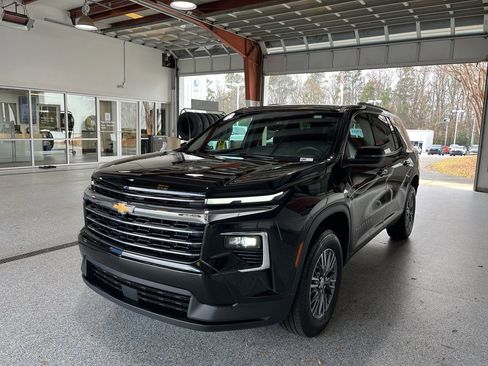 Used 2025 Chevrolet Traverse LT image 4