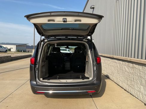 Used 2020 Chrysler Pacifica Touring-L Plus image 25