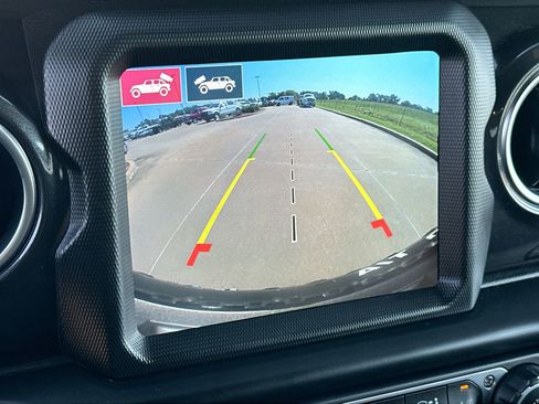 Used 2022 Jeep Wrangler Unlimited Rubicon w/ Trailer Tow Package image 17