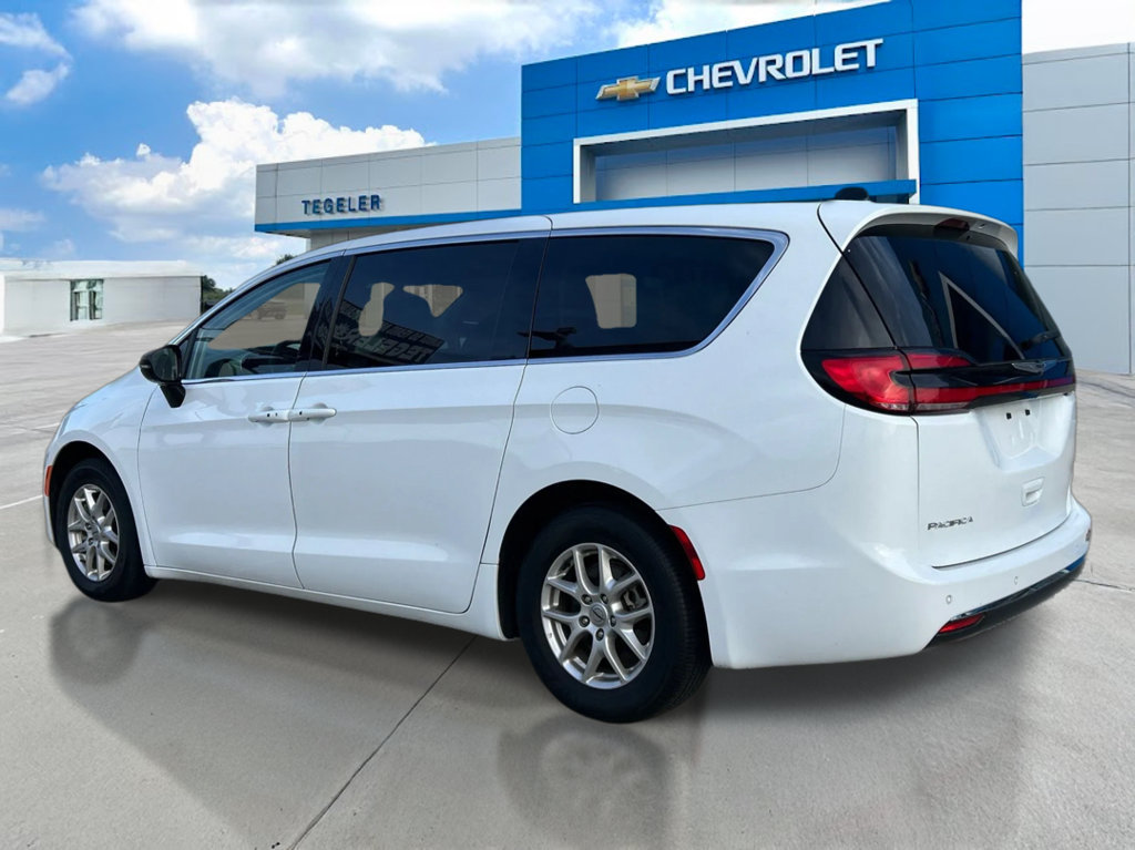 Used 2024 Chrysler Pacifica Touring-L FWD image 7
