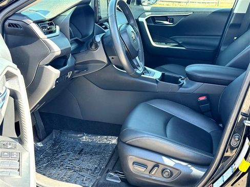Used 2022 Toyota RAV4 XLE Premium image 10