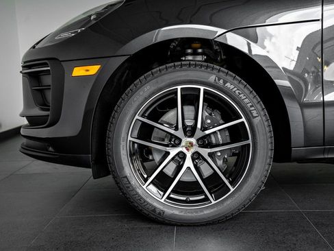 Certified 2025 Porsche Macan image 9
