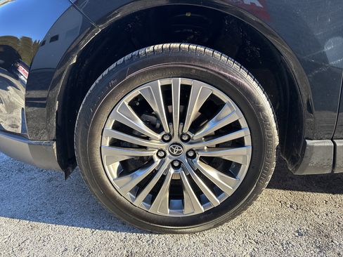 Used 2024 Toyota Venza XLE image 11