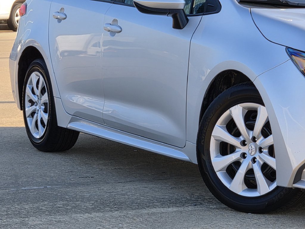 Used 2025 Toyota Corolla LE FWD image 11