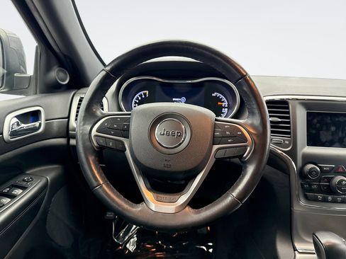 Used 2018 Jeep Grand Cherokee Laredo image 12