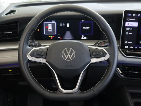 Certified 2025 Volkswagen Tiguan SE FWD image 24