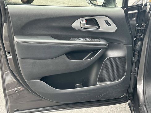 Used 2022 Chrysler Pacifica Touring-L w/ Uconnect Theater Family Group FWD image 15