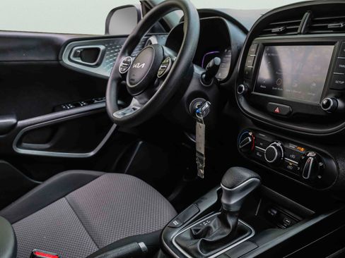 Certified 2025 Kia Soul LX w/ LX Technology Package FWD image 23