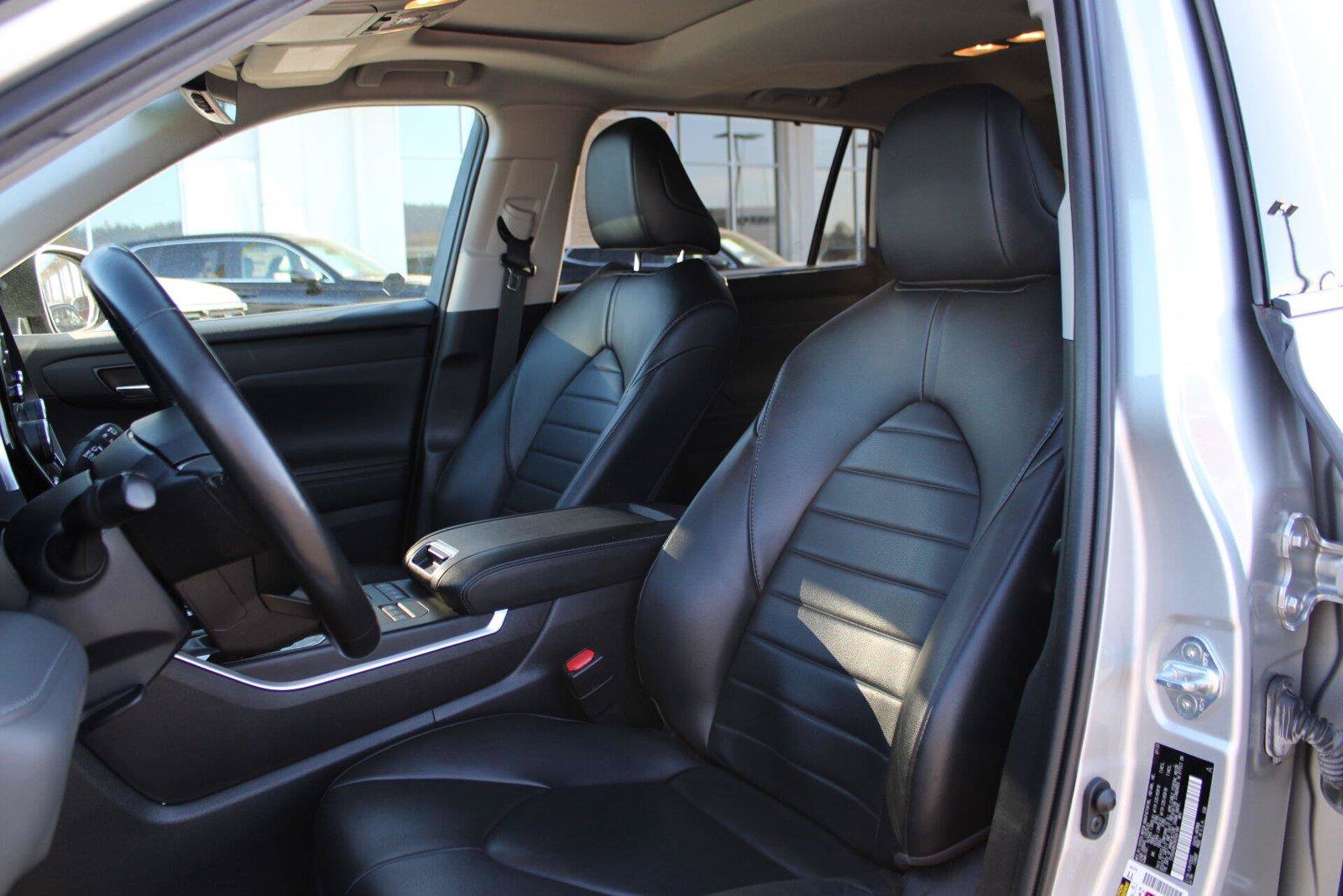 Used 2022 Toyota Highlander XLE AWD/4WD image 24