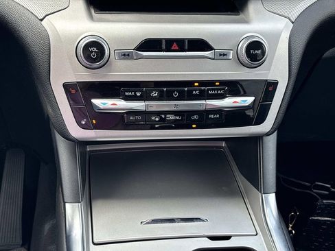 Used 2022 Ford Explorer XLT w/ Equipment Group 202A RWD image 16