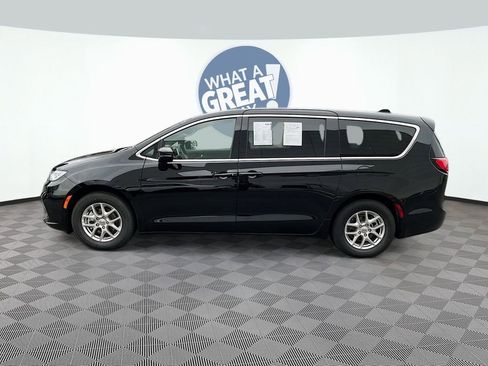 Used 2025 Chrysler Pacifica Select FWD image 9