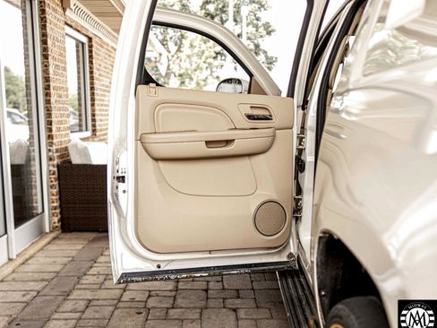 Used 2010 Cadillac Escalade EXT Luxury image 31