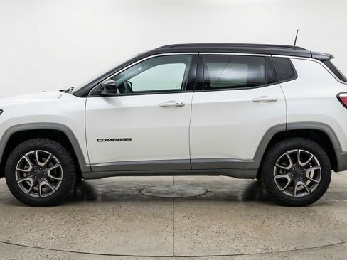 Used 2025 Jeep Compass Trailhawk image 5