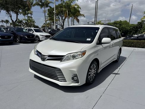 Used 2020 Toyota Sienna XLE w/ XLE Navigation Package FWD image 9