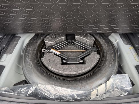 Used 2025 Toyota RAV4 XLE AWD/4WD image 18
