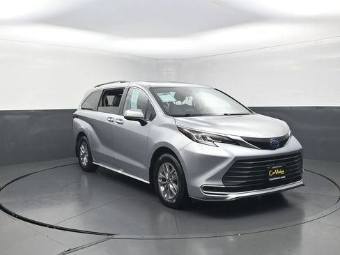 Used 2022 Toyota Sienna XLE FWD image 2