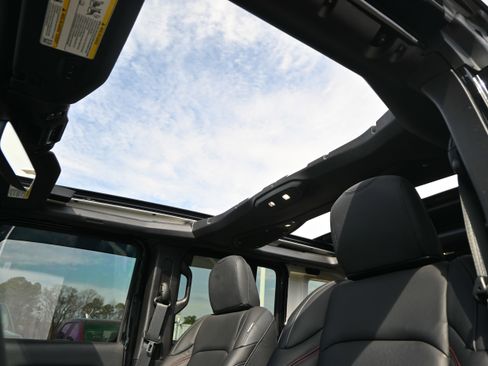 Used 2024 Jeep Wrangler Unlimited Rubicon w/ XTREMEE 35" Tire Package image 9