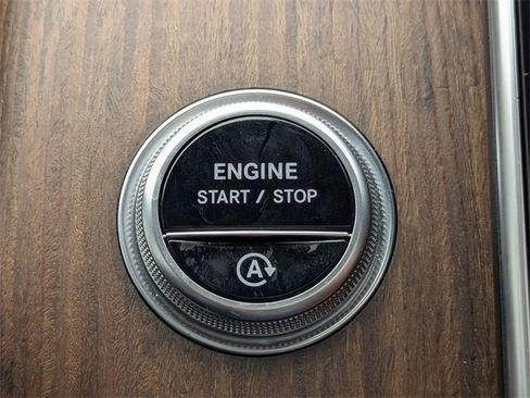 Used 2024 Mercedes-Benz GLC 300 4MATIC image 32