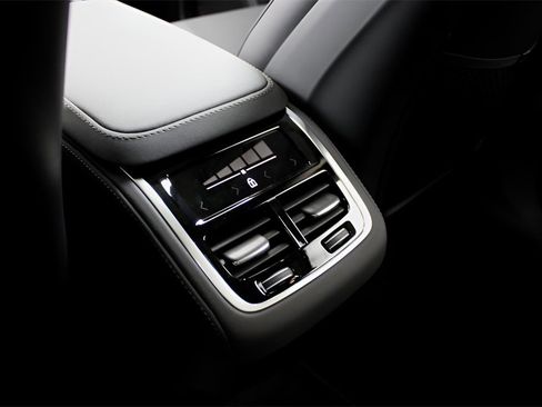 New 2025 Volvo XC90 B6 Core w/ Protection Package image 30