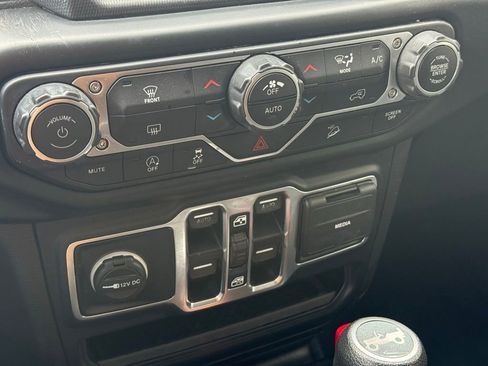 Used 2019 Jeep Wrangler Unlimited Sahara w/ Uconnect 4C Nav & Sound Group AWD/4WD image 10
