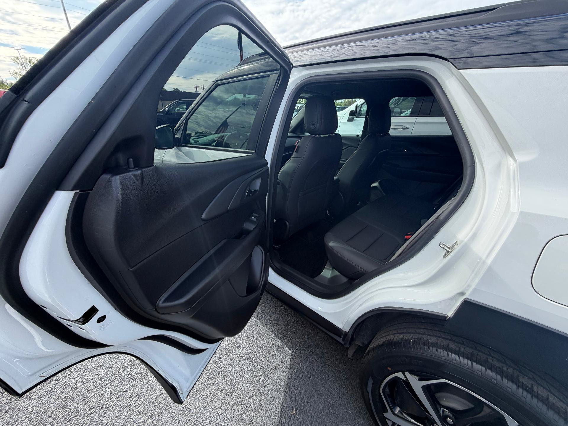 Used 2023 Chevrolet TrailBlazer RS FWD image 9