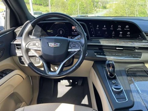 Used 2021 Cadillac Escalade Premium Luxury AWD/4WD image 17