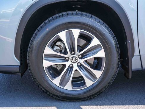 Used 2023 Toyota Highlander XLE FWD image 13