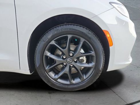 Used 2025 Chrysler Pacifica Limited image 27