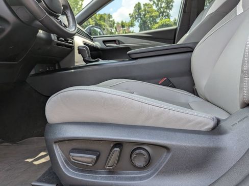 Used 2025 Toyota Camry SE FWD image 11