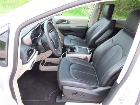 Certified 2024 Chrysler Pacifica Touring-L FWD image 21